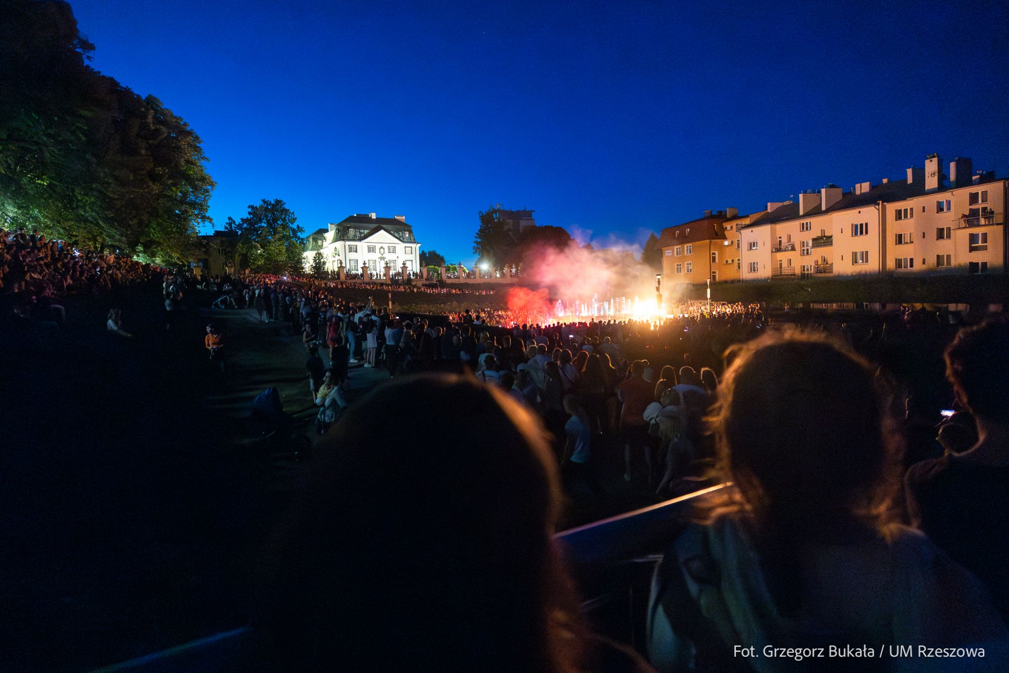 zdjęcie z pokazu fontanny multimedialnej w Rzeszowie, fot. Grzegorz Bukała, Urząd Miasta Rzeszowa